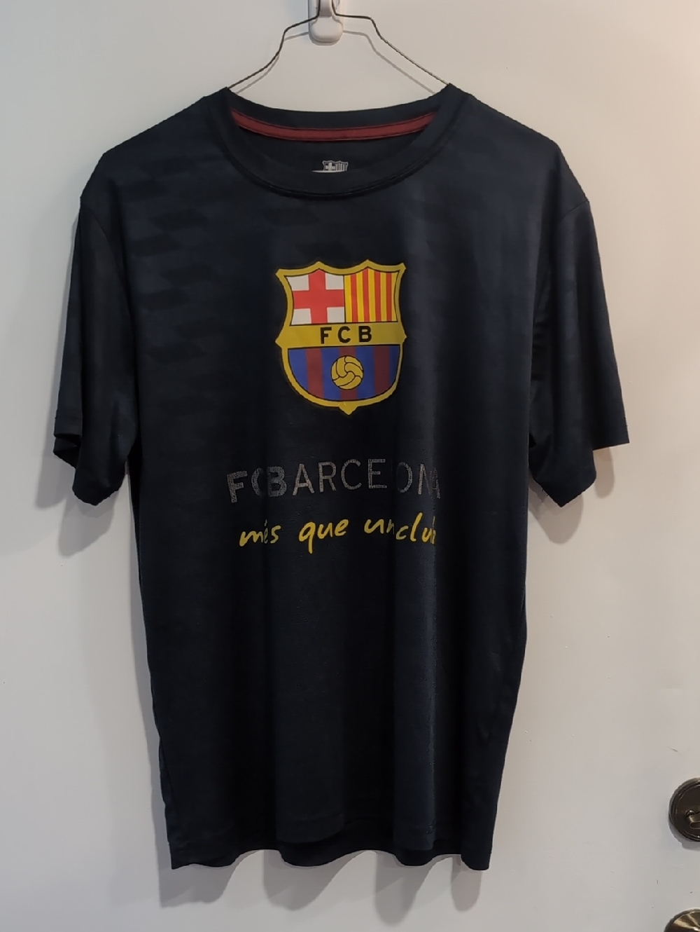 FC Barcelona/FCB Men’s Navy Blue Crest T-Shirt Size Medium